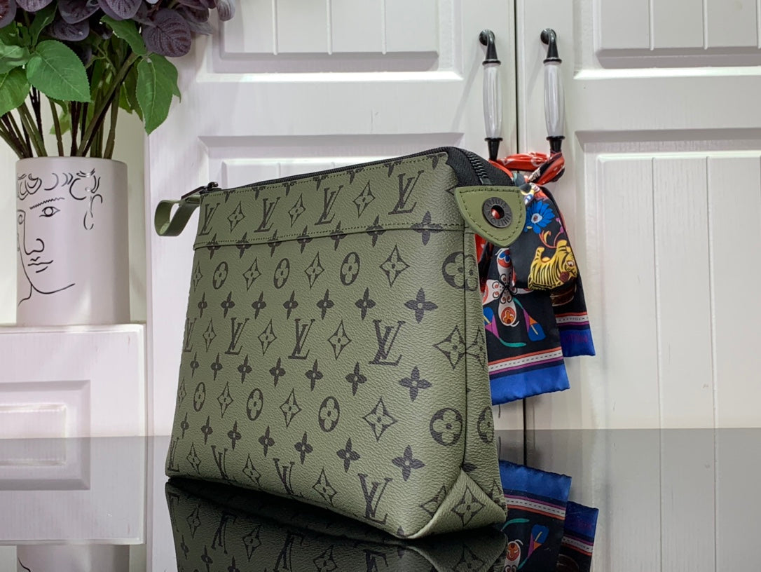 ＬＳ ＶＴＴＯＮ TOILETRY POUCH