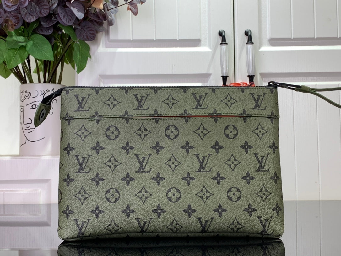 ＬＳ ＶＴＴＯＮ TOILETRY POUCH