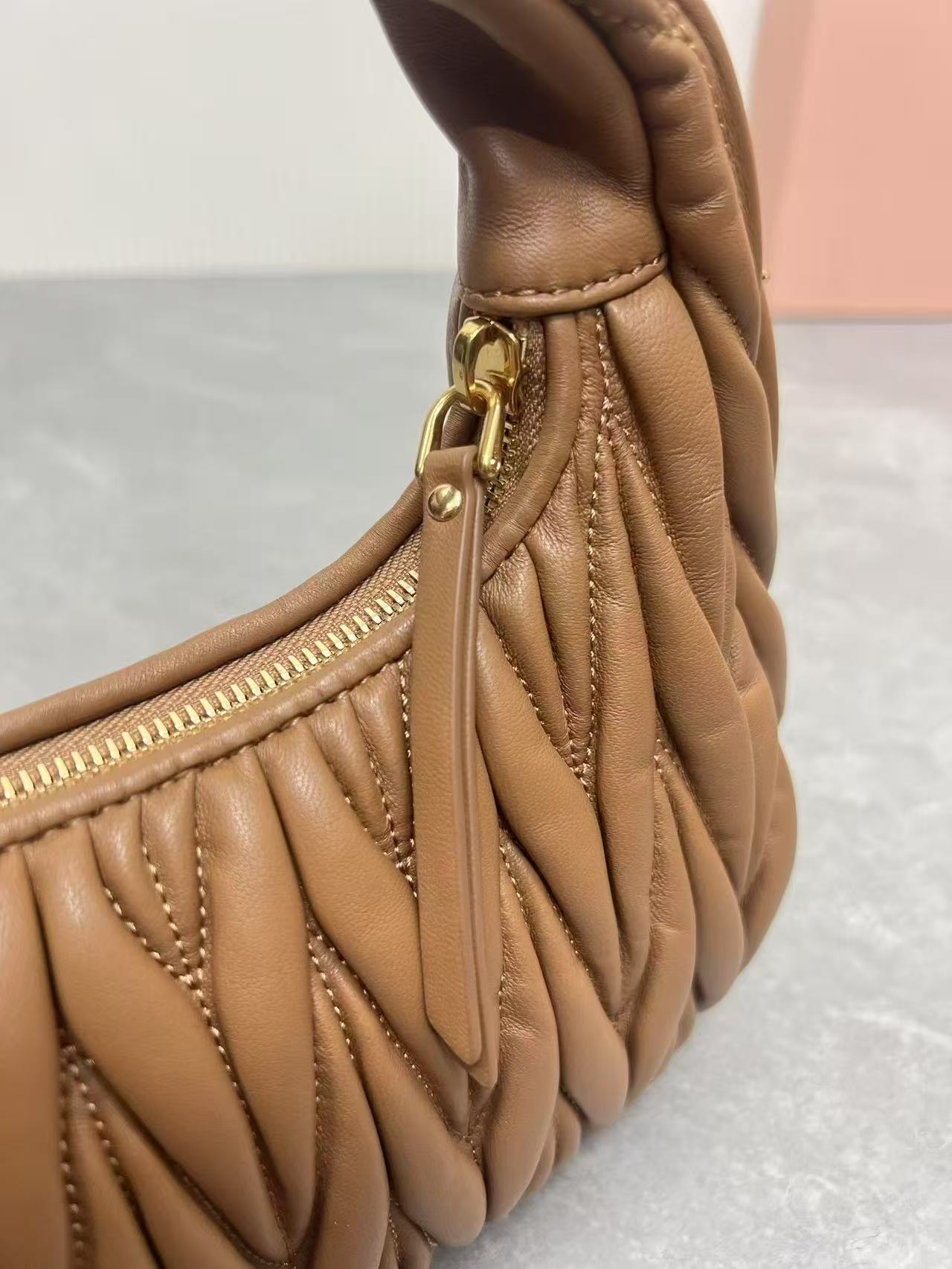 ＭＩ ＭＵ WANDER MATELASSÉ NAPPA LEATHER HOBO BAG