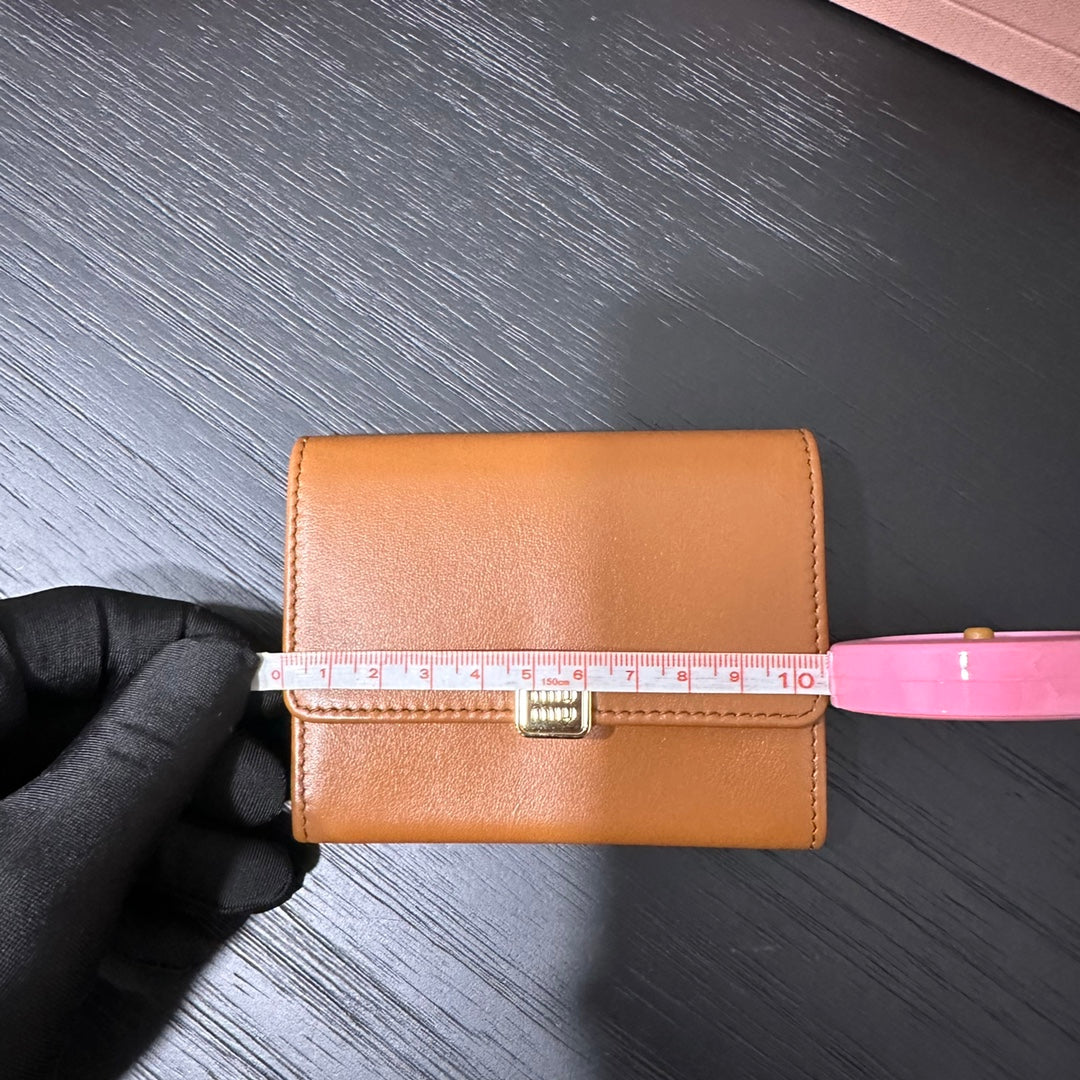 ＭＩ ＭＵ SMALL LEATHER WALLET WITH LOGO COGNAC