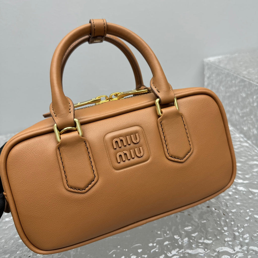 ＭＩ ＭＵ ARCADIE LEATHER BAG COGNAC