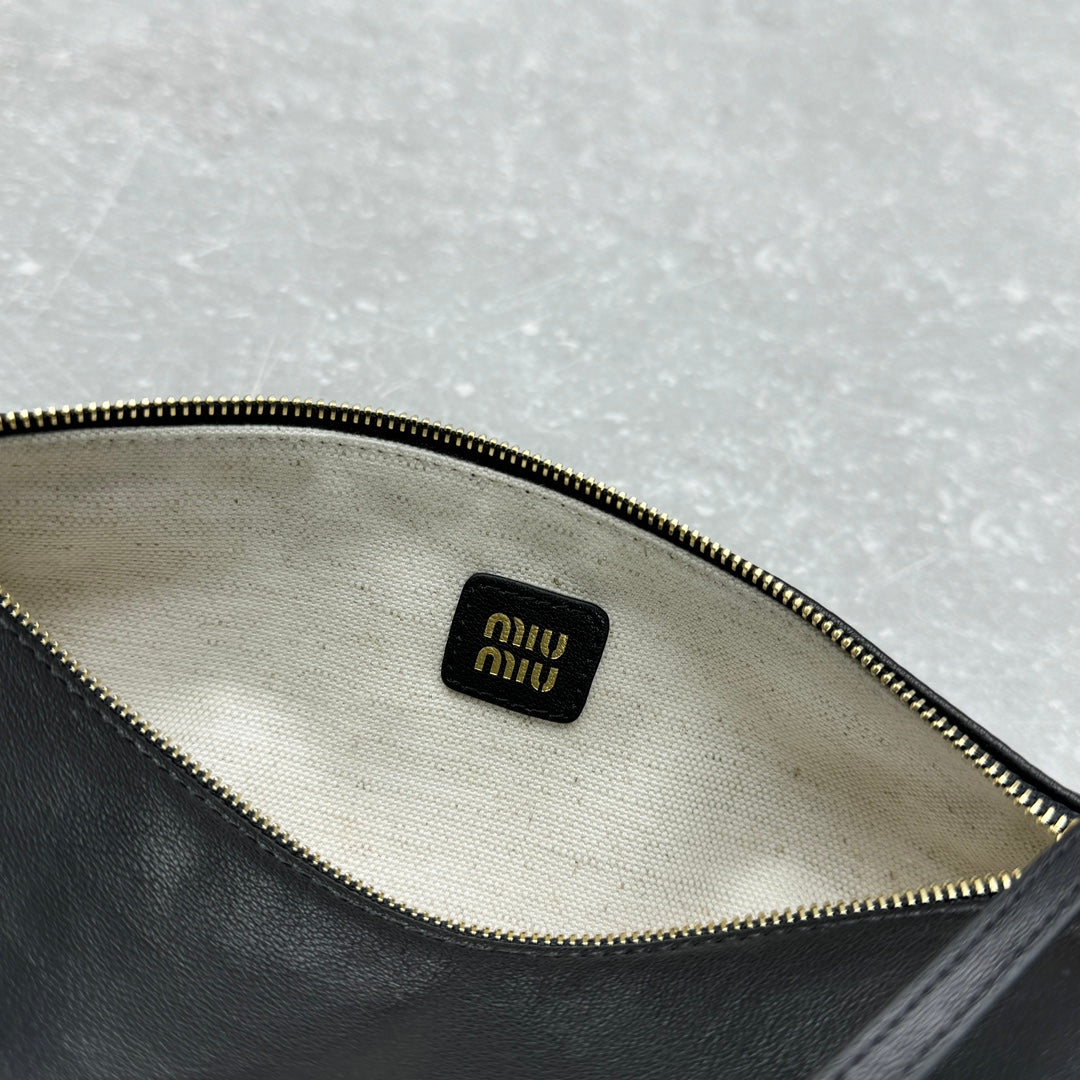 ＭＩ ＭＵ NAPPA LEATHER POUCH BLACK