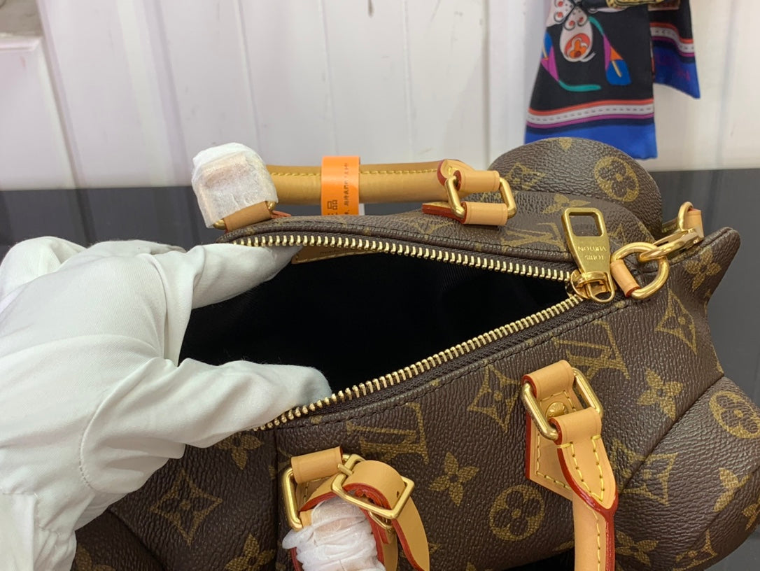 ＬＳ ＶＴＴＯＮ POOCH BAG MONOGRAM