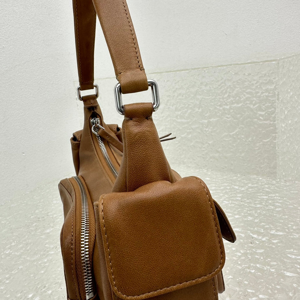 ＭＩ ＭＵ NAPPA LEATHER POCKET BAG OAK