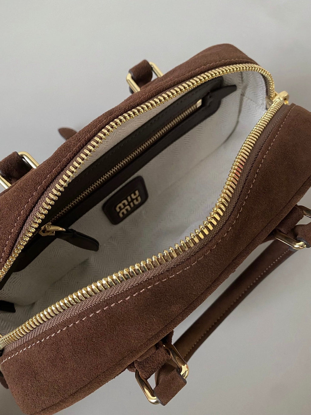 ＭＩ ＭＵ ARCADIE PADDED SUEDE TOP-HANDLE BAG COCOA BROWN