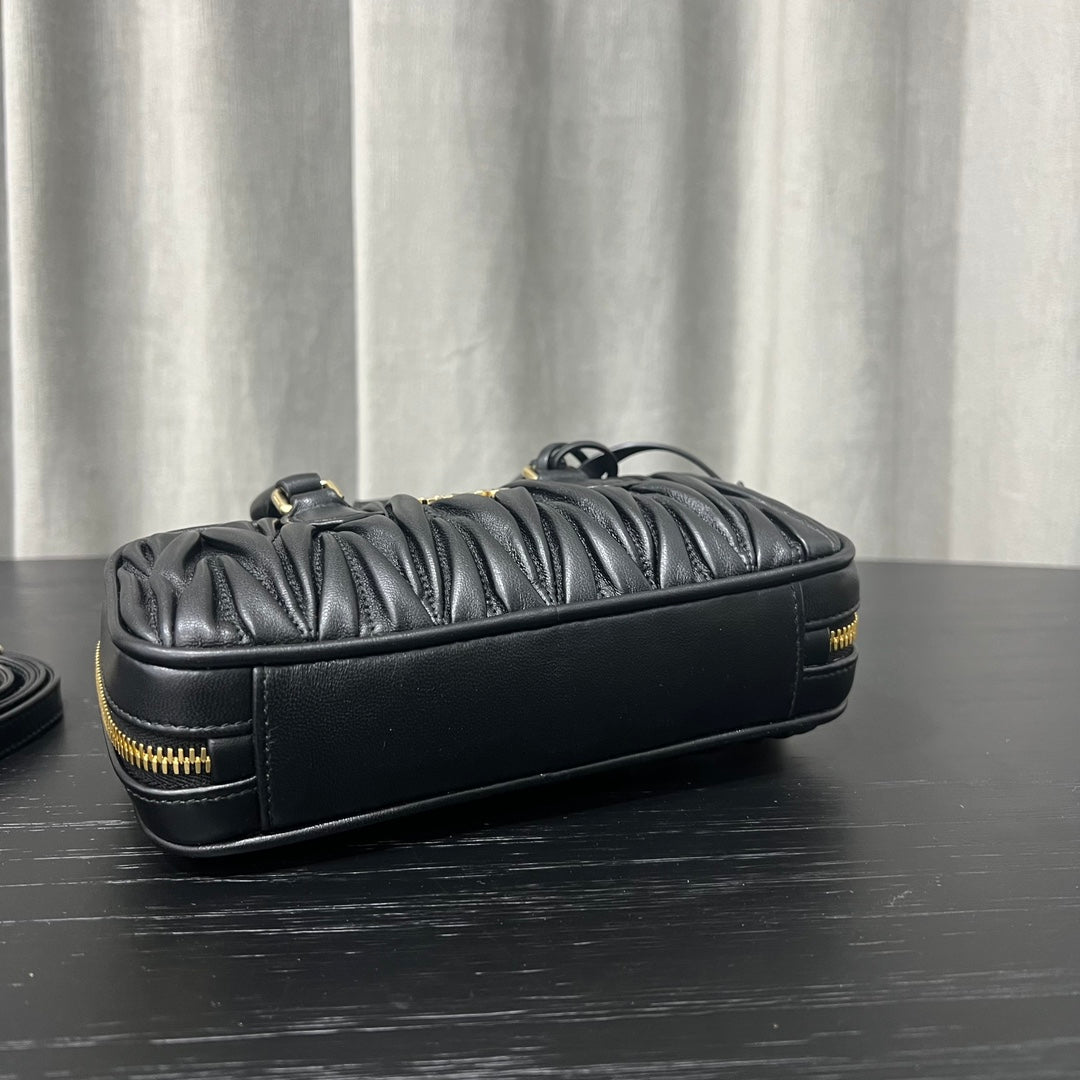 ＭＩ ＭＵ ARCADIE MATELASSÉ NAPPA LEATHER BAG BLACK