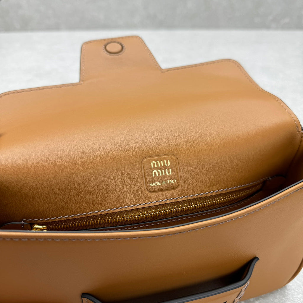 ＭＩ ＭＵ PENNY NAPPA LEATHER SHOULDER BAG COGNAC