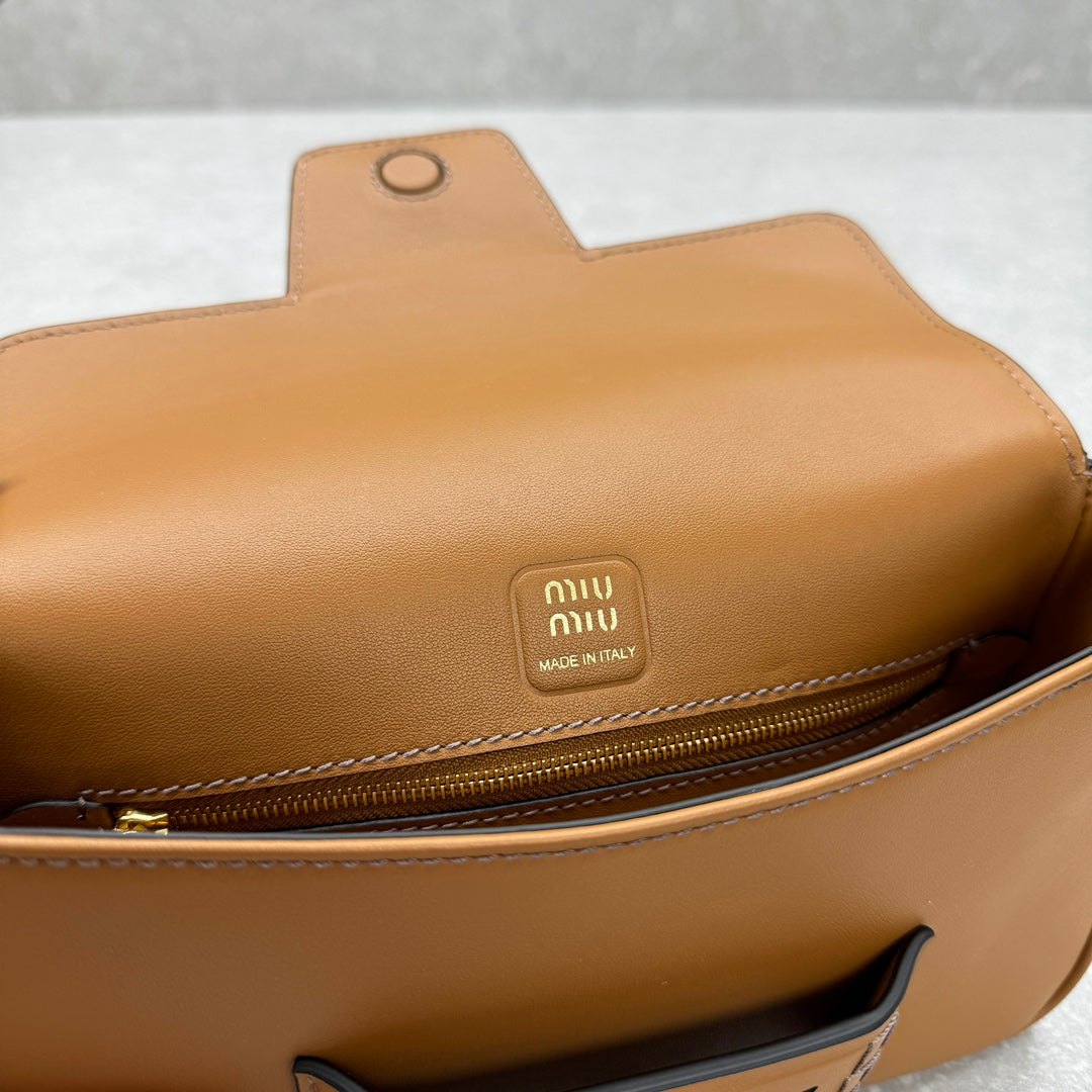 ＭＩ ＭＵ PENNY NAPPA LEATHER SHOULDER BAG COGNAC