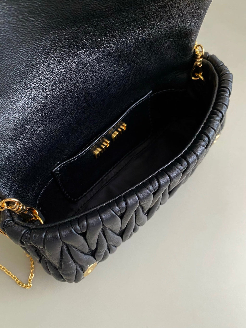 ＭＩ ＭＵ MATELASSÉ NAPPA LEATHER MINI-BAG WHITE/BLACK