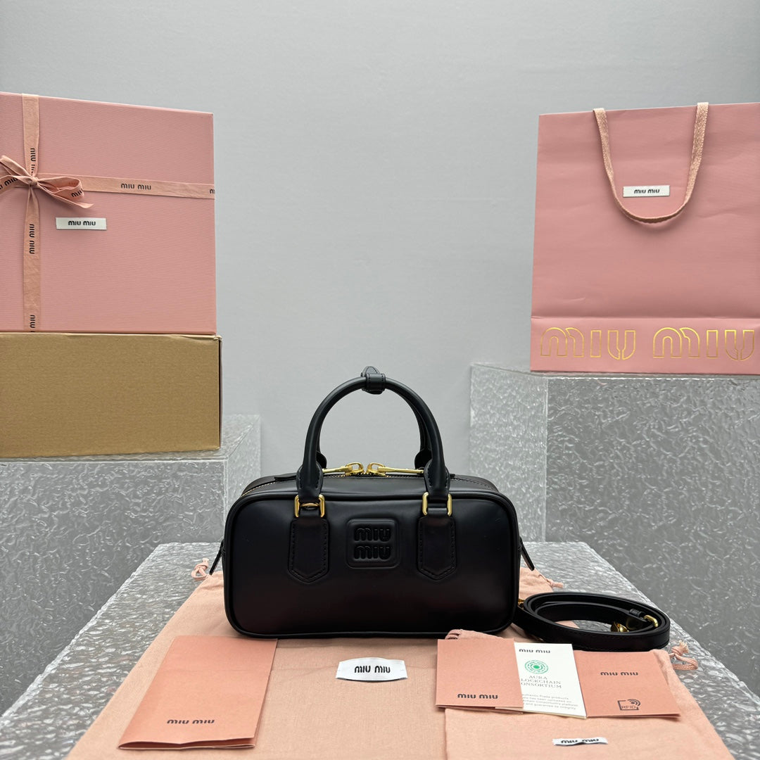 ＭＩ ＭＵ ARCADIE LEATHER BAG BLACK