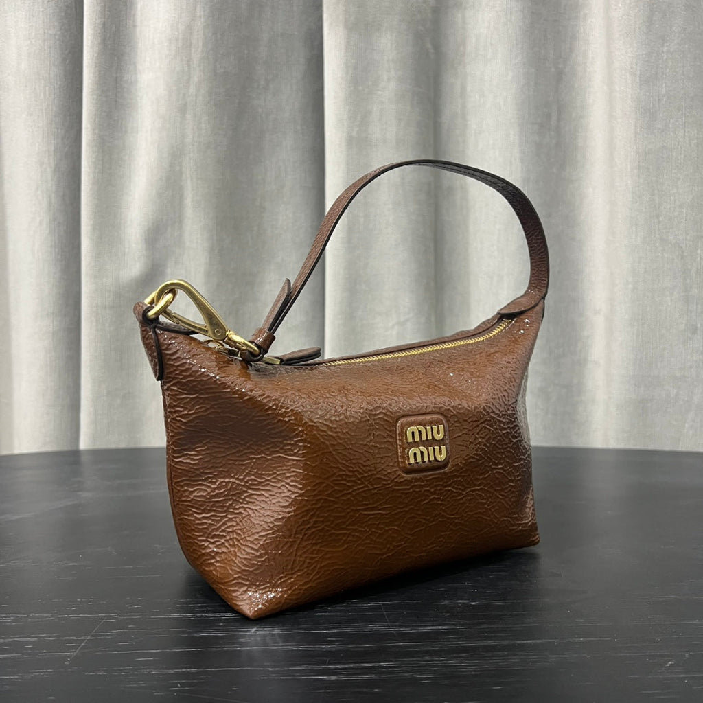 ＭＩ ＭＵ NAPLAK PATENT LEATHER POUCH PALISANDER