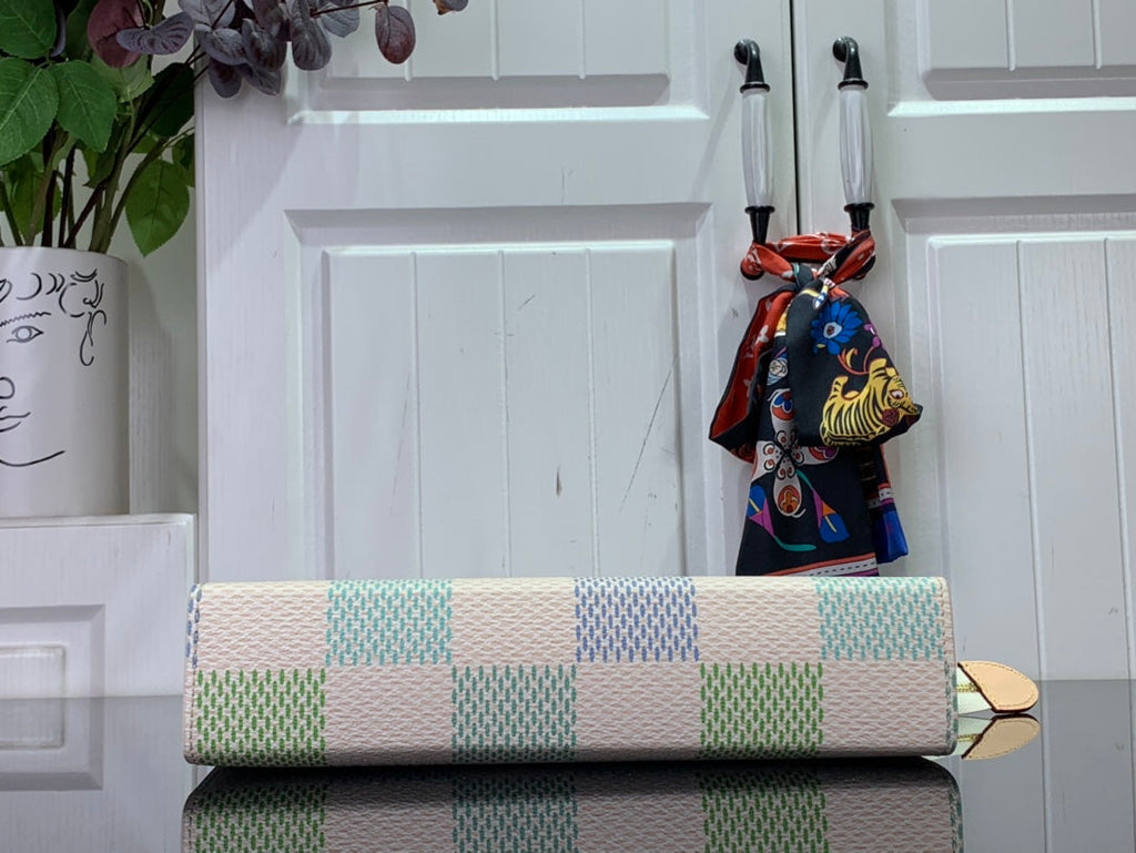 ＬＳ ＶＴＴＯＮ TOILETRY POUCH D15