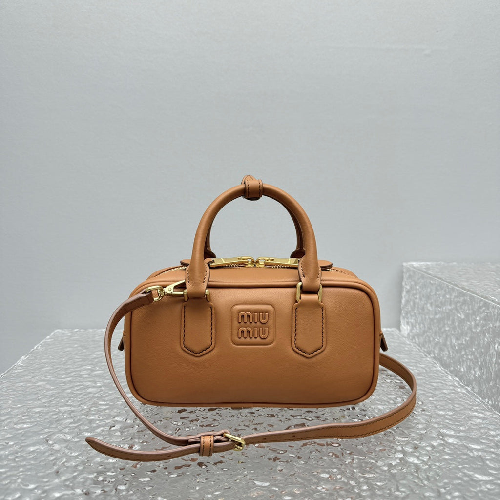 ＭＩ ＭＵ ARCADIE LEATHER BAG COGNAC