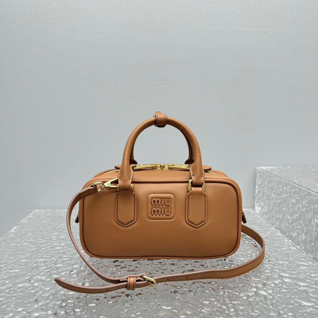 ＭＩ ＭＵ ARCADIE LEATHER BAG COGNAC