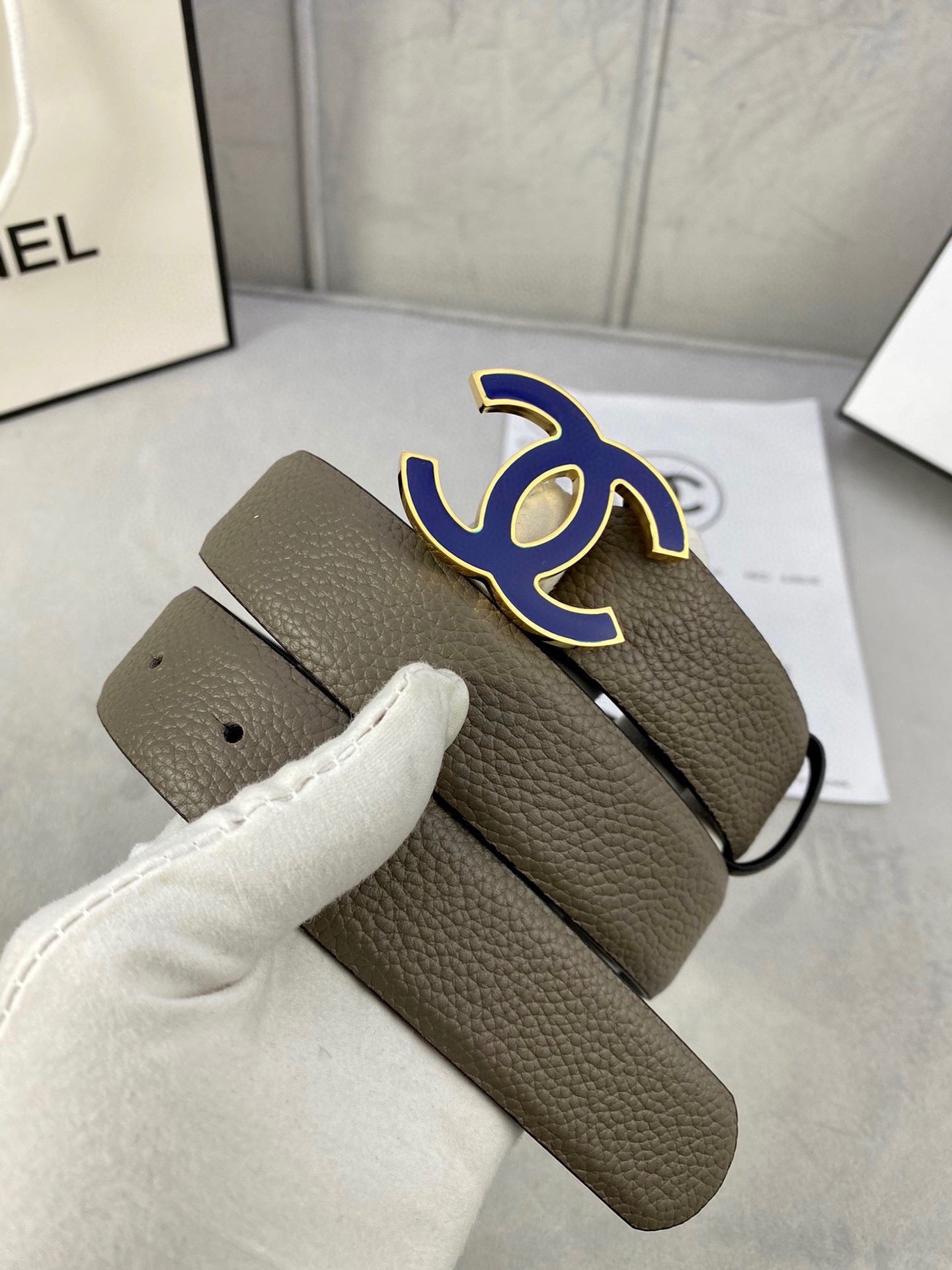 CC 30MM BELT IN MOCHA BROWN GRAINED CALFSKIN WITH NAVY BLUE LOGO