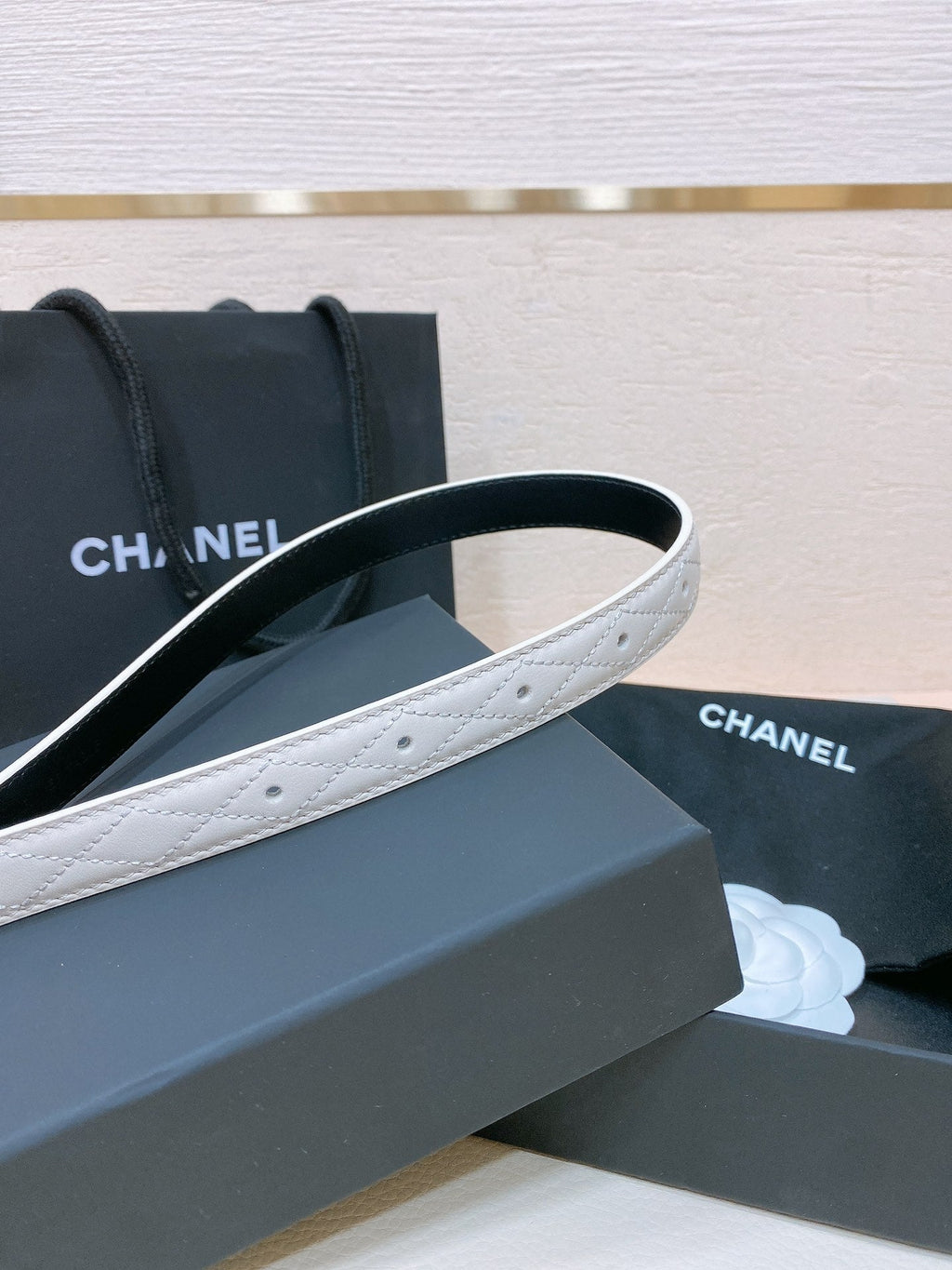 CC BELT 20MM IN WHITE EMBROIDERED CALFSKIN GOLD HARDWARE ATTACH PEARL