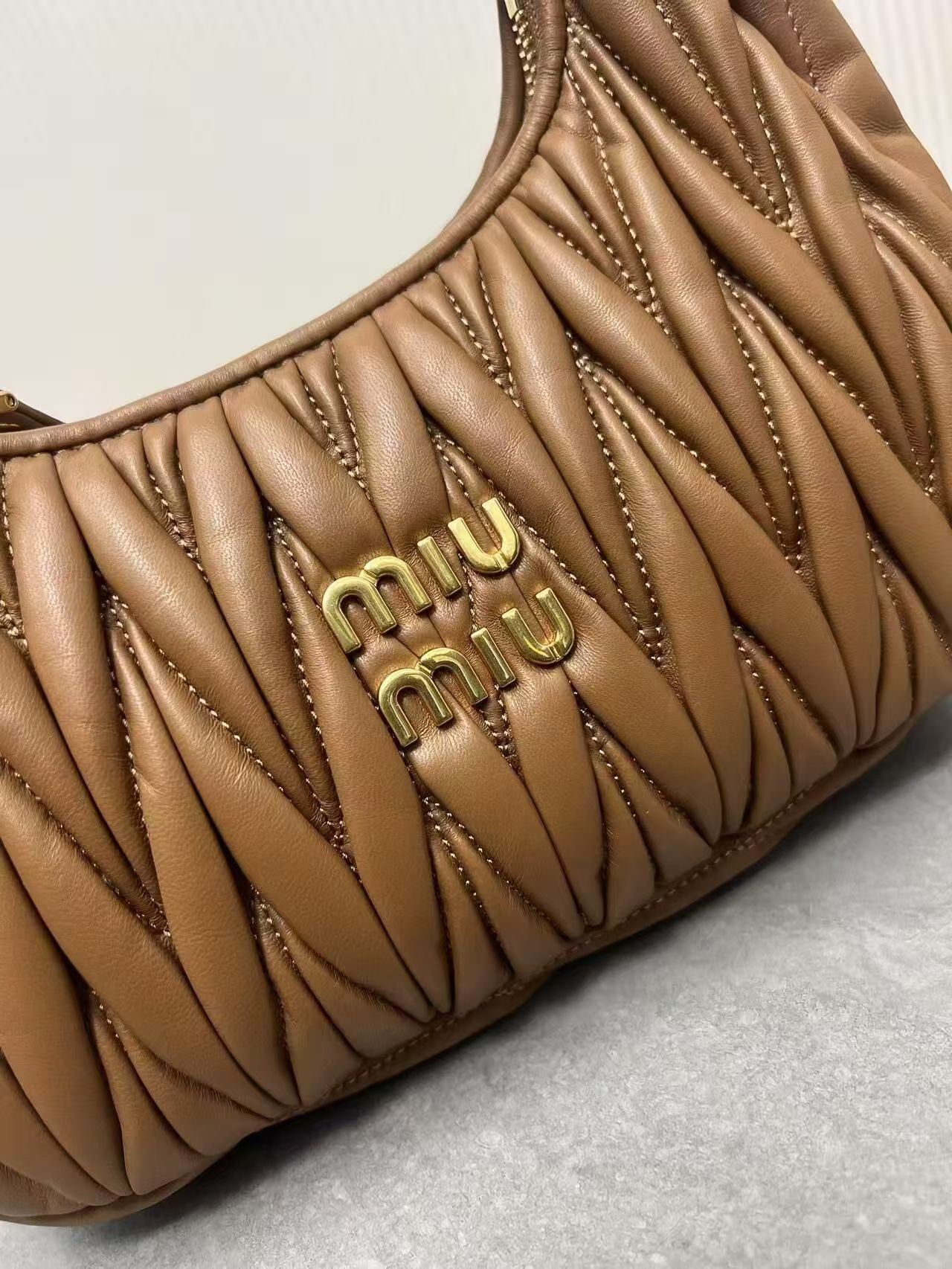 ＭＩ ＭＵ WANDER MATELASSÉ NAPPA LEATHER HOBO BAG