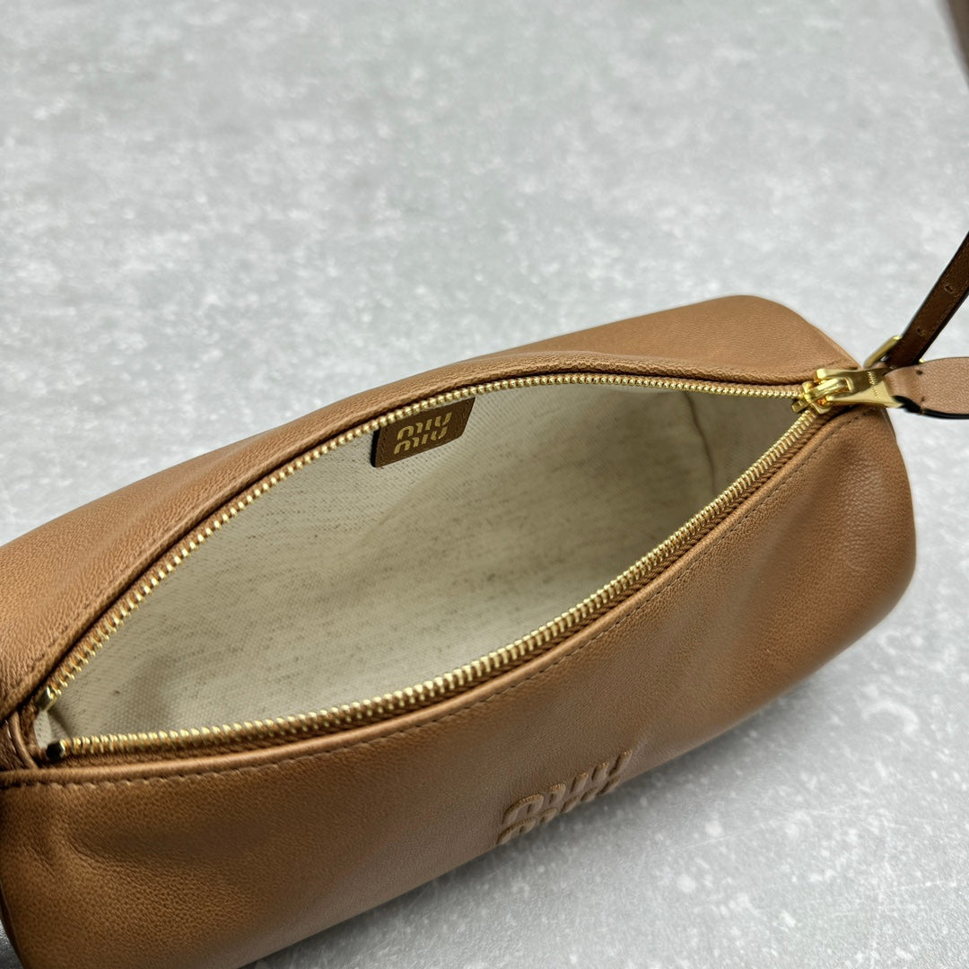 ＭＩ ＭＵ NAPPA LEATHER POUCH OAK