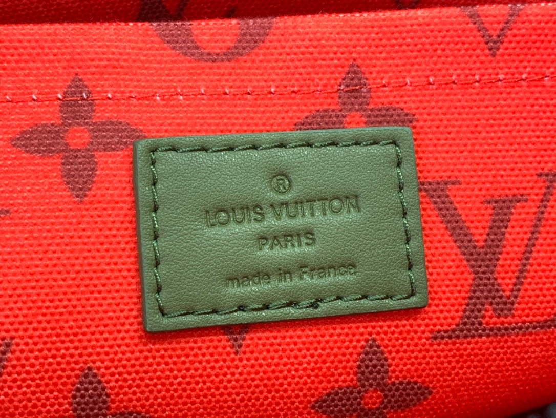 ＬＳ ＶＴＴＯＮ TOILETRY POUCH