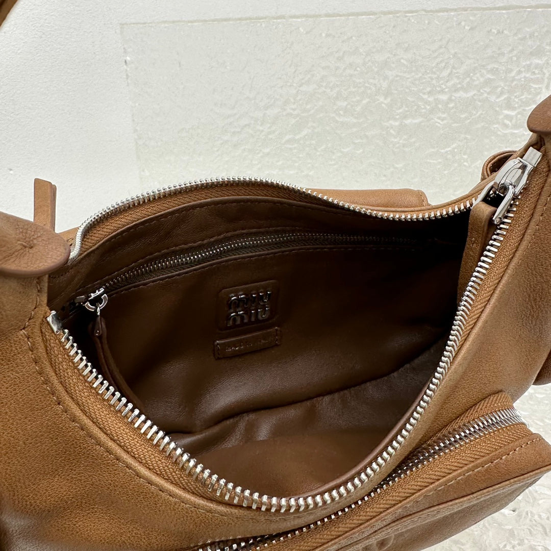 ＭＩ ＭＵ NAPPA LEATHER POCKET BAG OAK