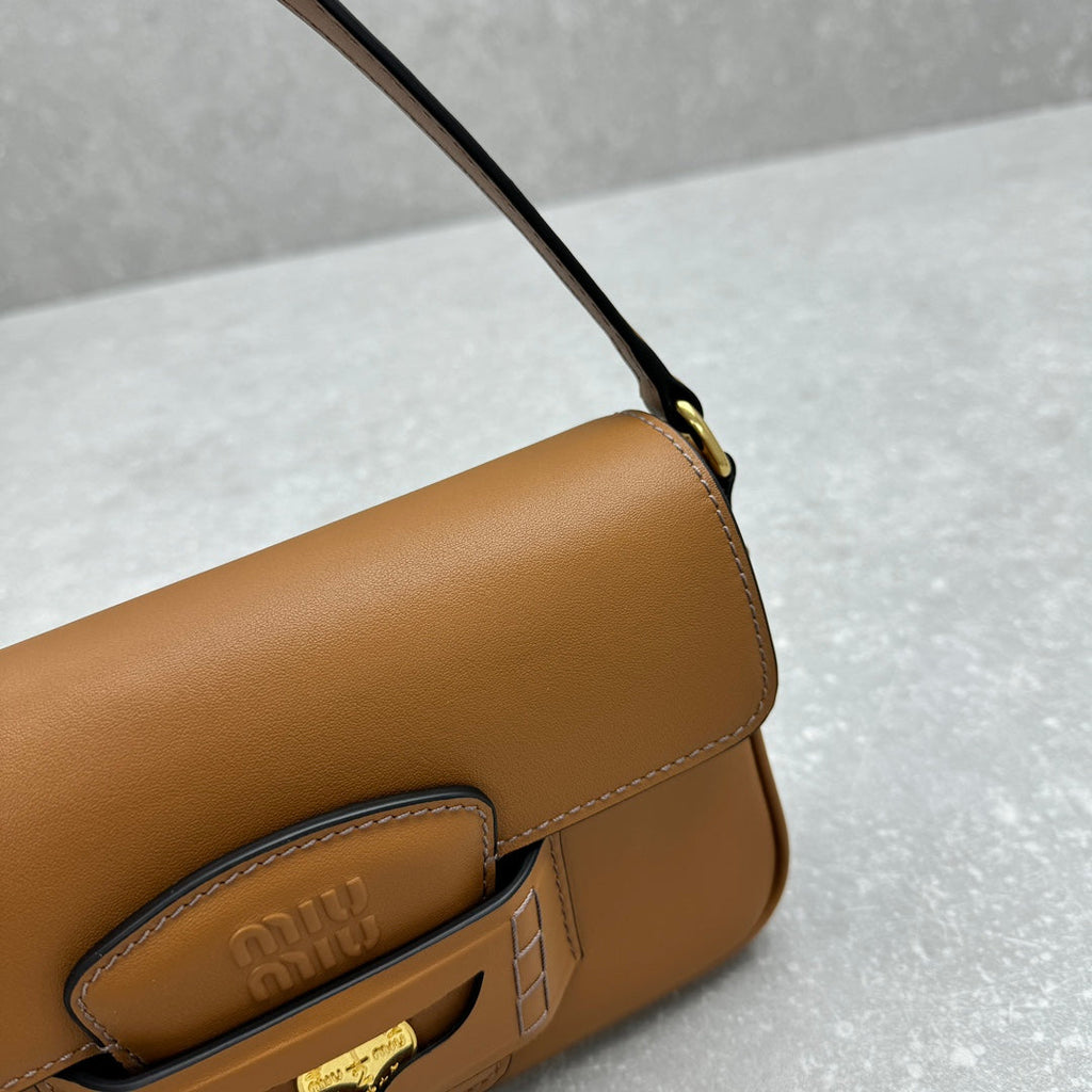 ＭＩ ＭＵ PENNY NAPPA LEATHER SHOULDER BAG COGNAC