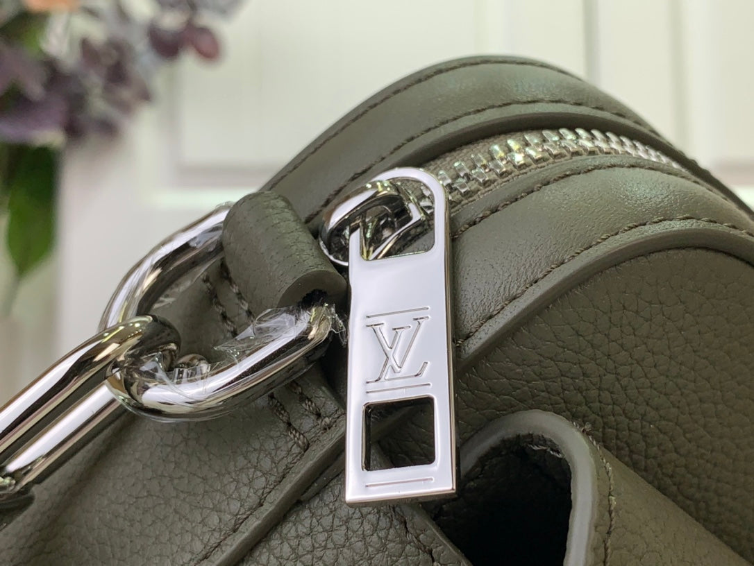 ＬＳ ＶＴＴＯＮ  SHOULDER BAG