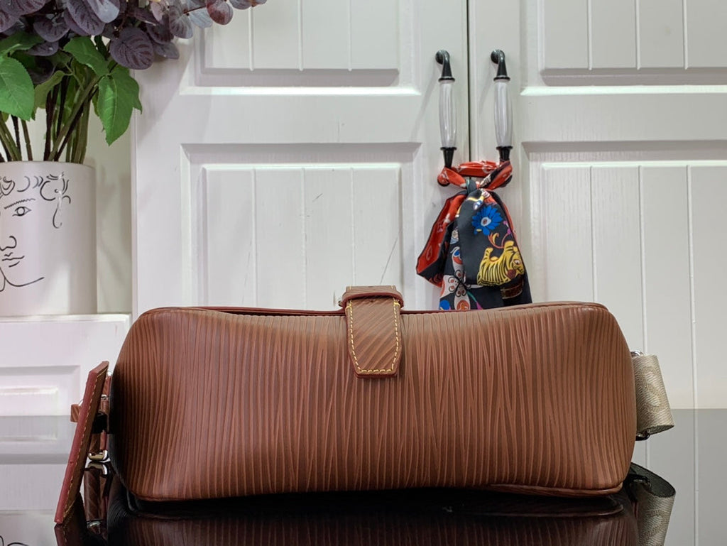ＬＳ ＶＴＴＯＮ MONTSOURIS MESSENGER BROWN