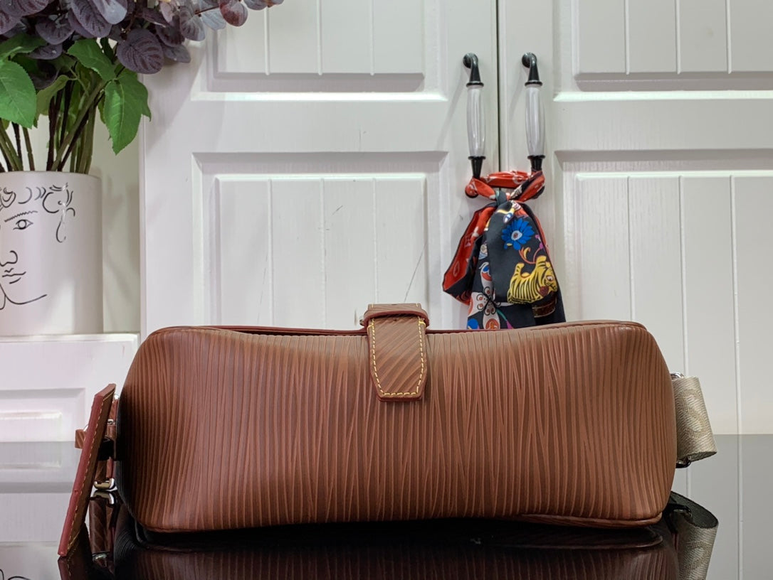 ＬＳ ＶＴＴＯＮ MONTSOURIS MESSENGER BROWN