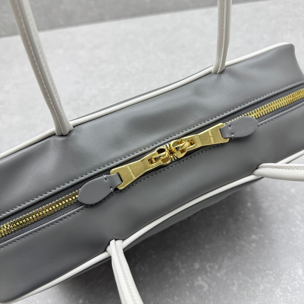 ＭＩ ＭＵ MATELASSÉ NAPPA LEATHER BAG GREY