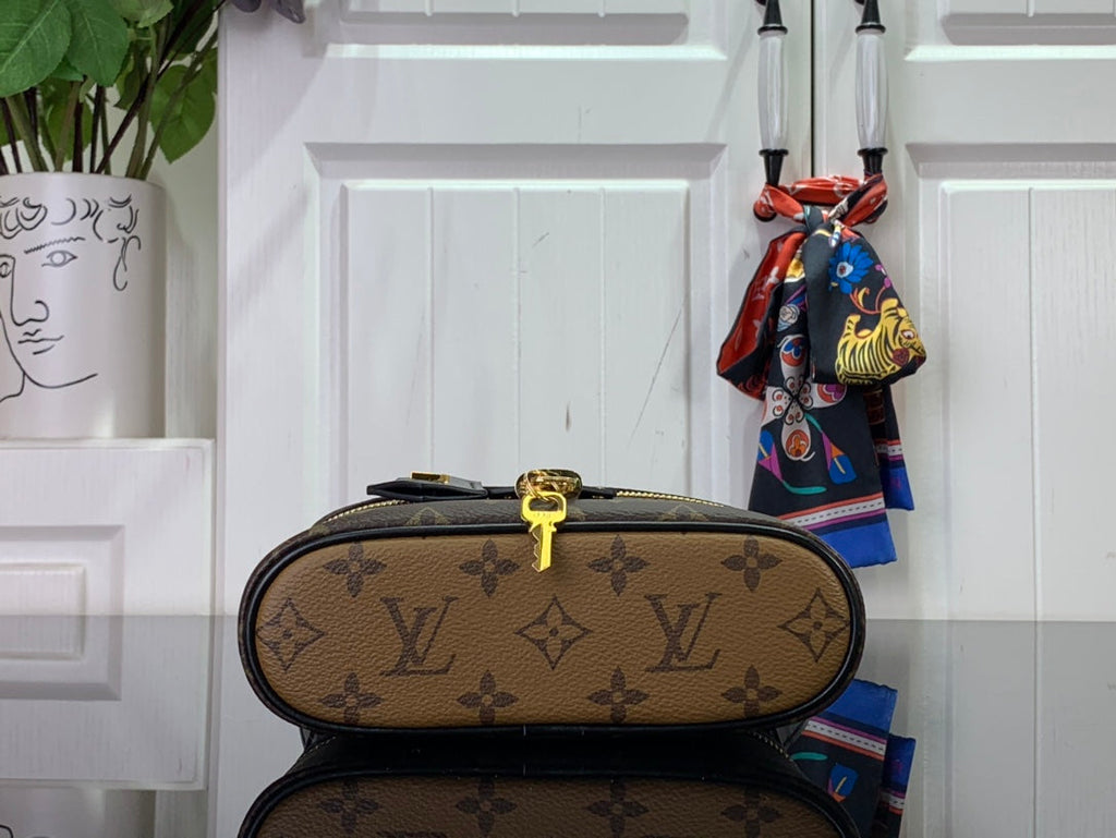 ＬＳ ＶＴＴＯＮ VANITY CHAIN POUCH BRONZE/BLACK