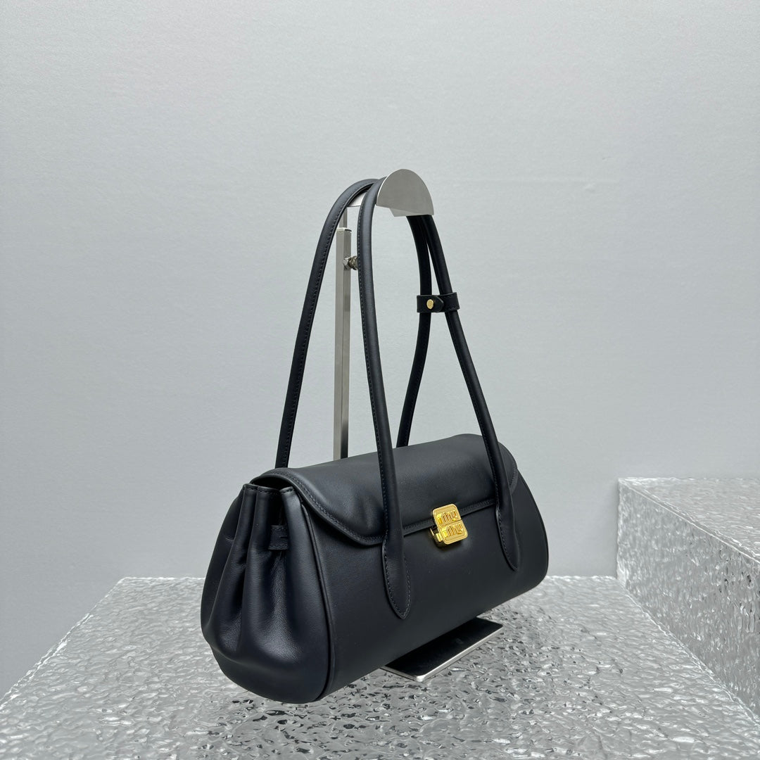 ＭＩ ＭＵ  LEATHER SHOULDER BAG BLACK
