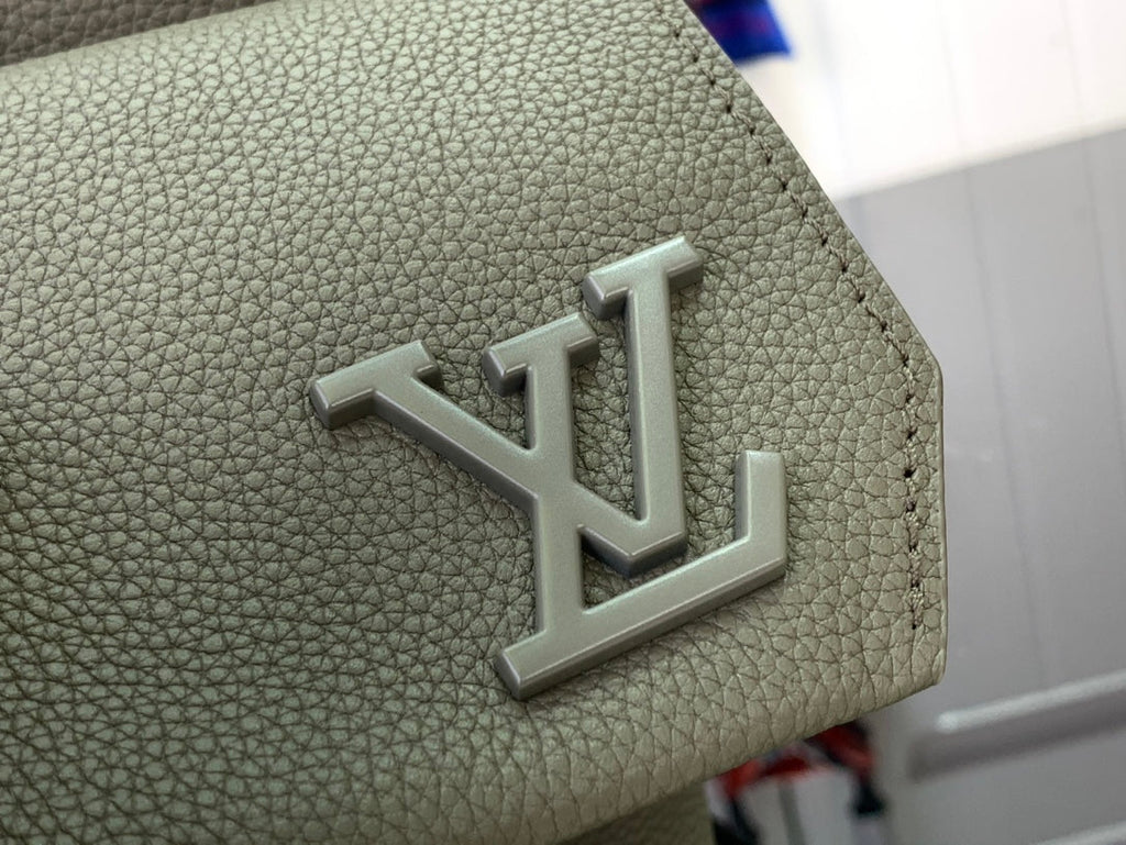 ＬＳ ＶＴＴＯＮ  SHOULDER BAG