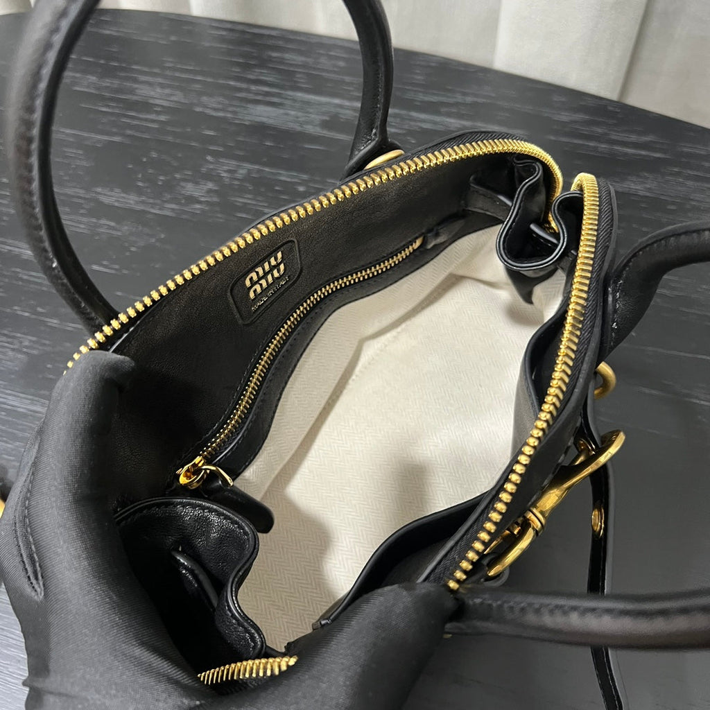ＭＩ ＭＵ AVENTURE LEATHER TOTE BAG BLACK