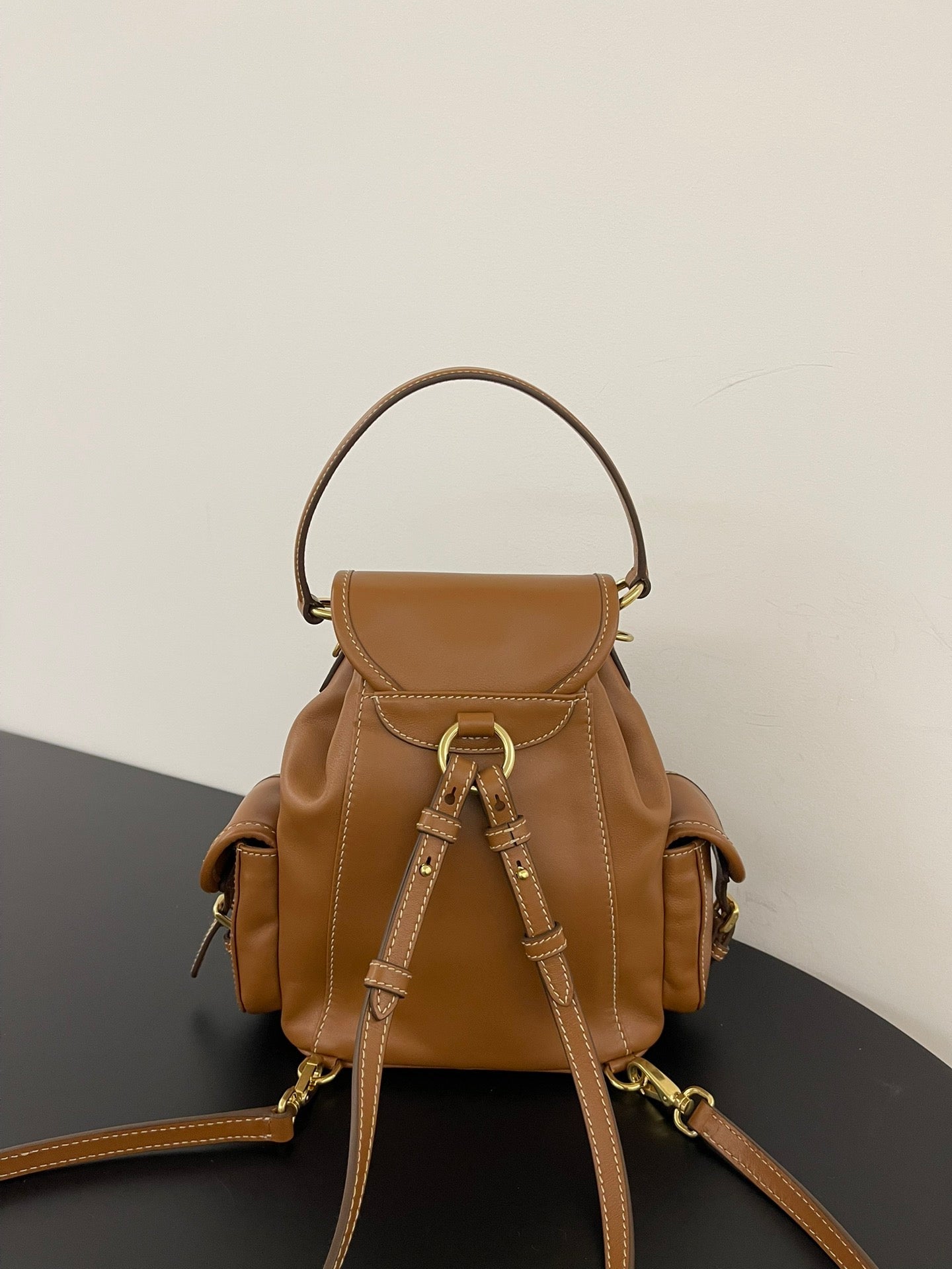 ＭＩ ＭＵ LEATHER BACKPACK COGNAC
