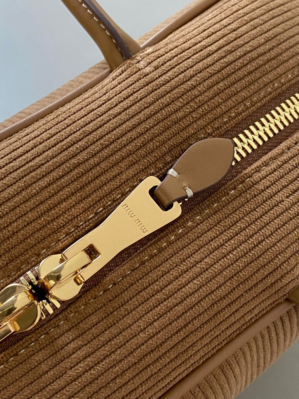 ＭＩ ＭＵ BEAU CORDUROY TOP-HANDLE BAG CINNAMON