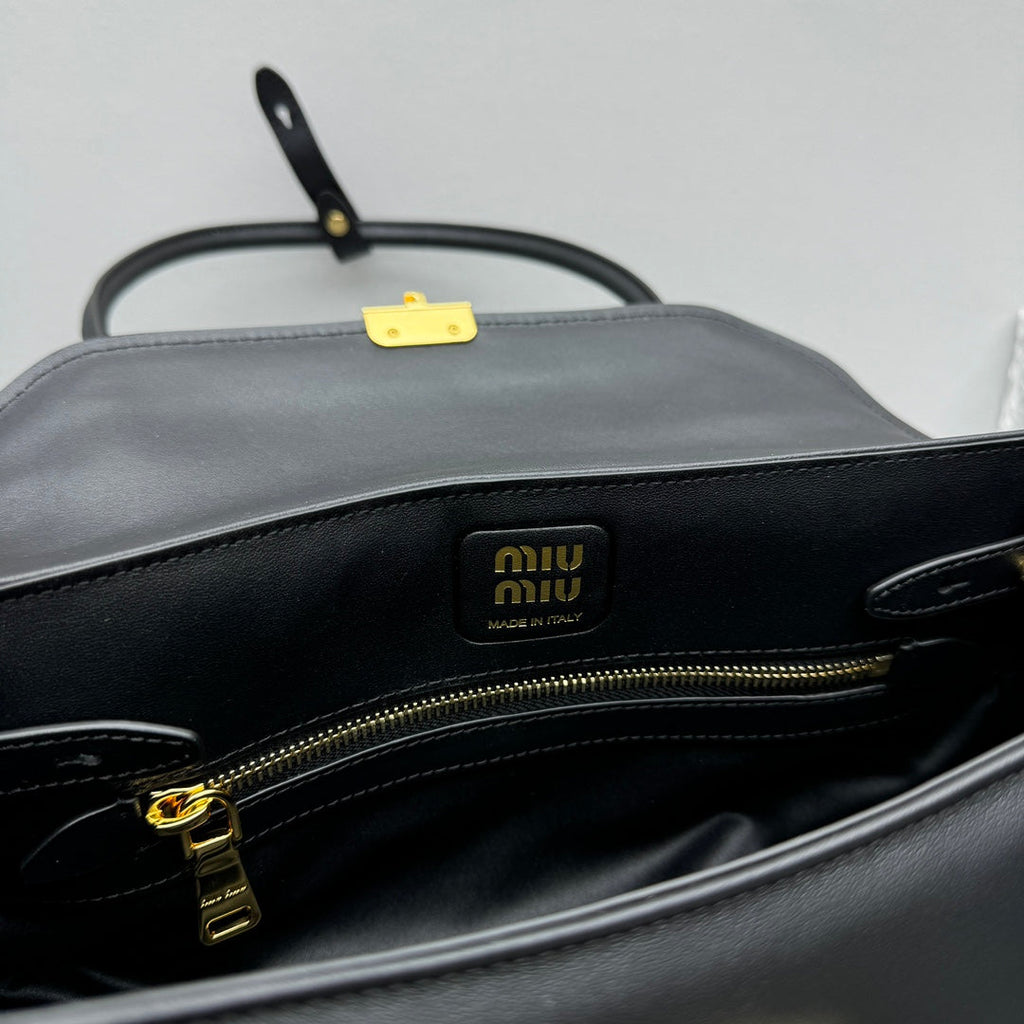 ＭＩ ＭＵ  LEATHER SHOULDER BAG BLACK