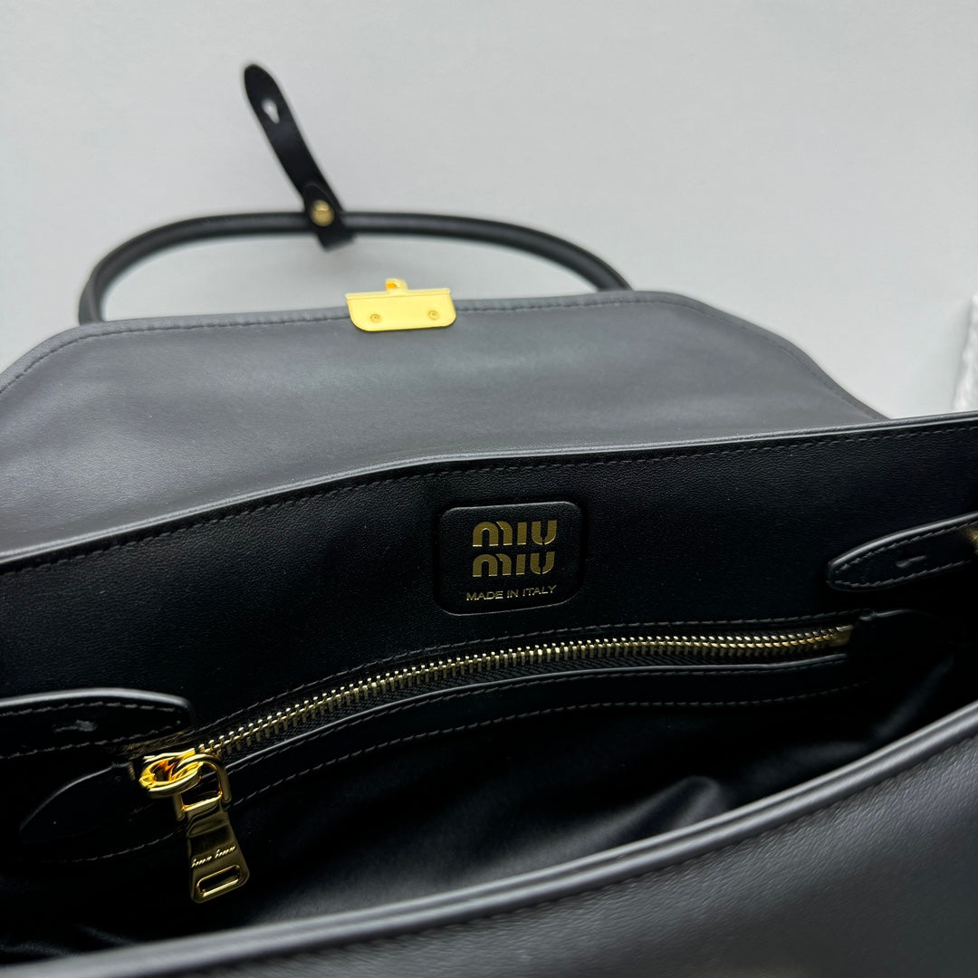 ＭＩ ＭＵ  LEATHER SHOULDER BAG BLACK
