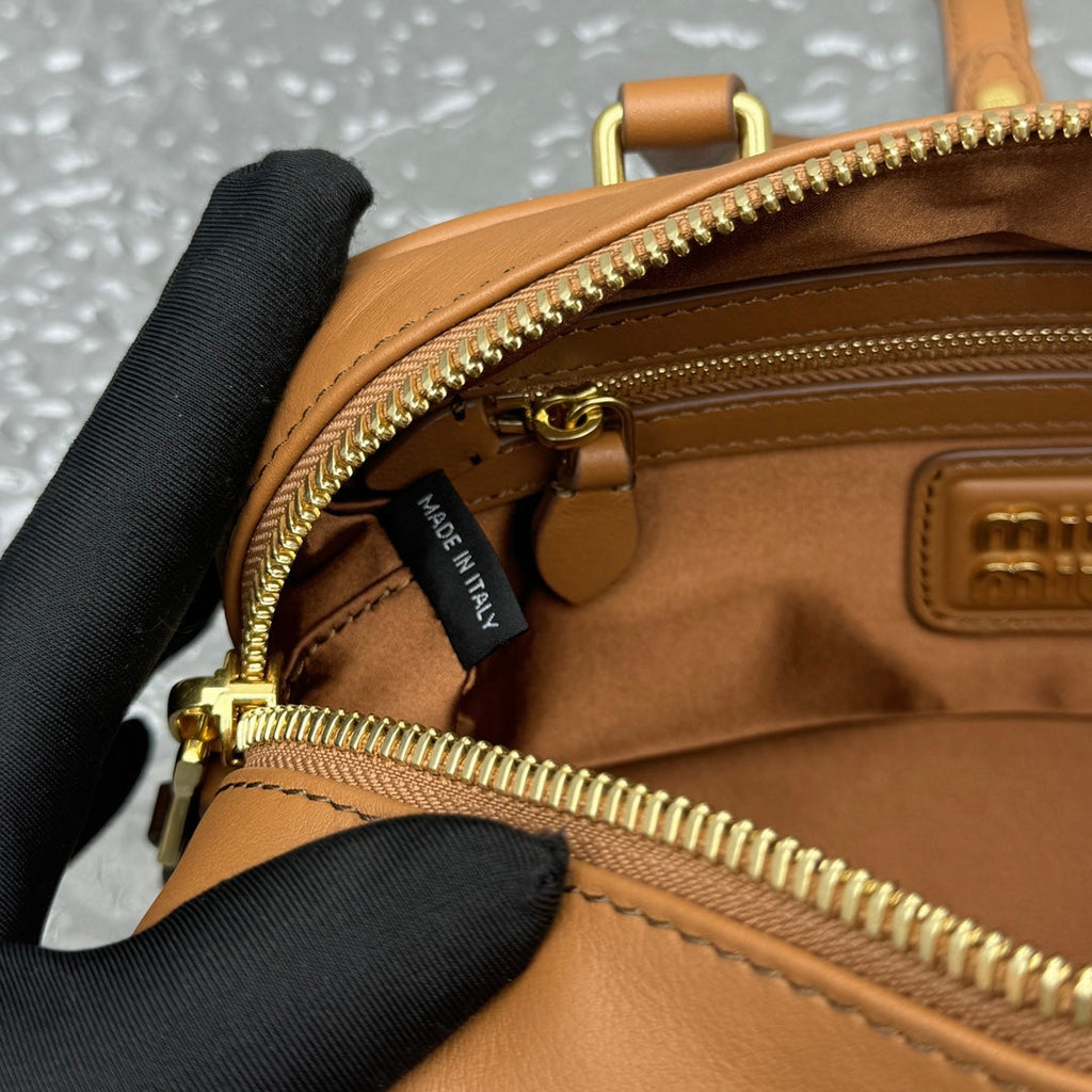 ＭＩ ＭＵ ARCADIE LEATHER BAG COGNAC