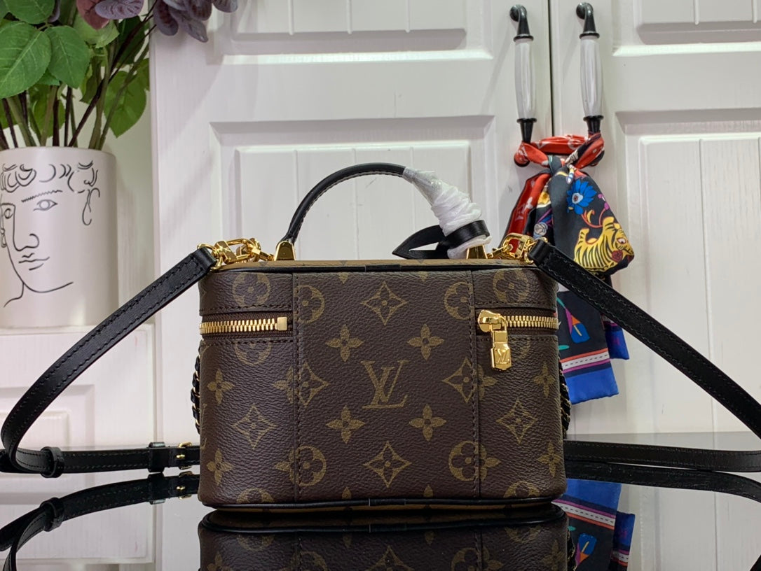 ＬＳ ＶＴＴＯＮ VANITY CHAIN POUCH BRONZE/BLACK