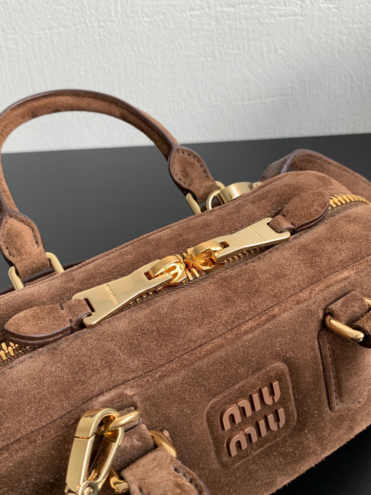 ＭＩ ＭＵ ARCADIE ZIPPED HANDBAG IN BROWN