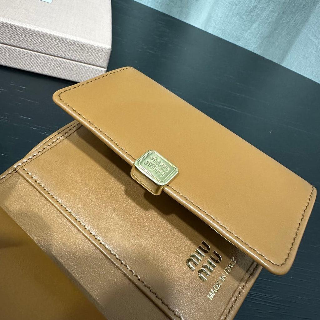 ＭＩ ＭＵ SMALL LEATHER WALLET WITH LOGO COGNAC