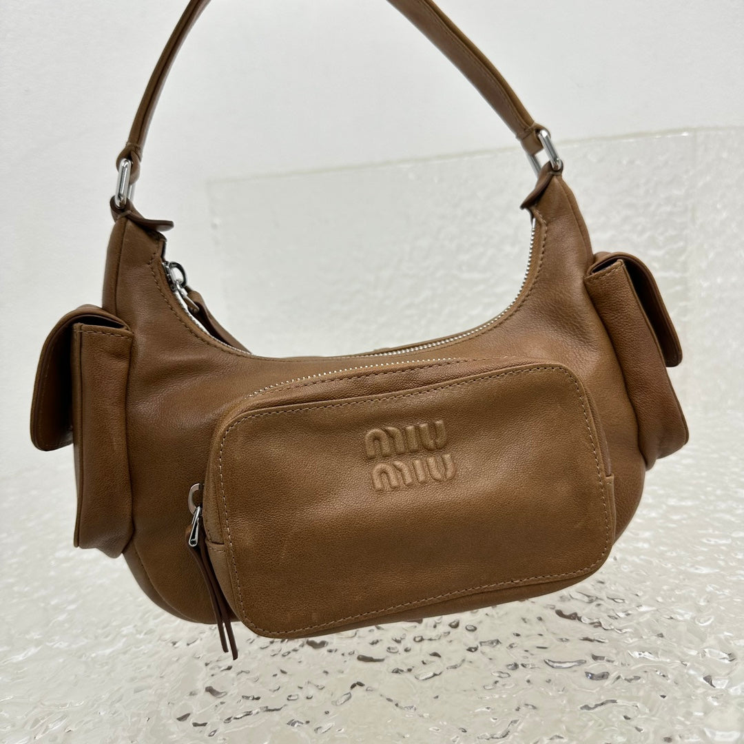 ＭＩ ＭＵ NAPPA LEATHER POCKET BAG OAK