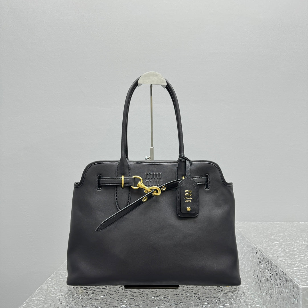 ＭＩ ＭＵ AVENTURE NAPPA LEATHER BAG MEDIUM  BLACK
