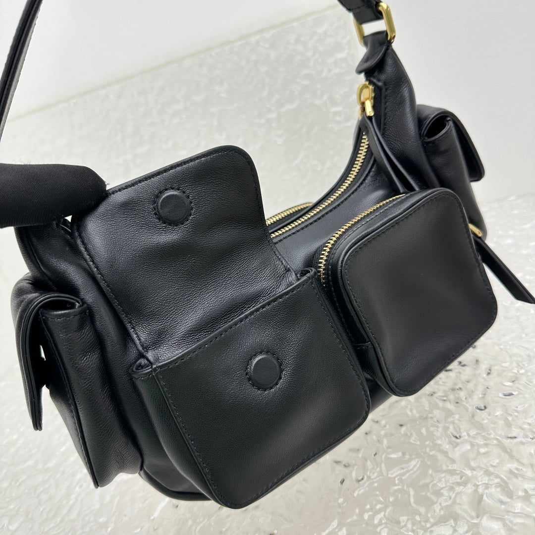 ＭＩ ＭＵ NAPPA LEATHER POCKET BAG BLACK