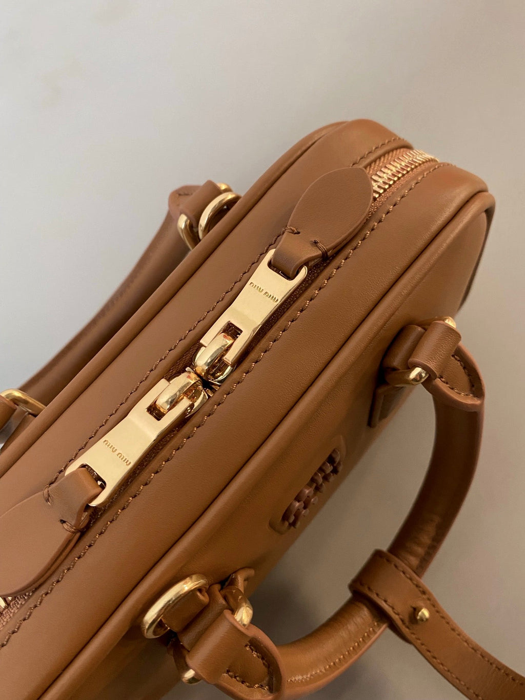 ＭＩ ＭＵ ARCADIE LEATHER MINI-BAG COGNAC