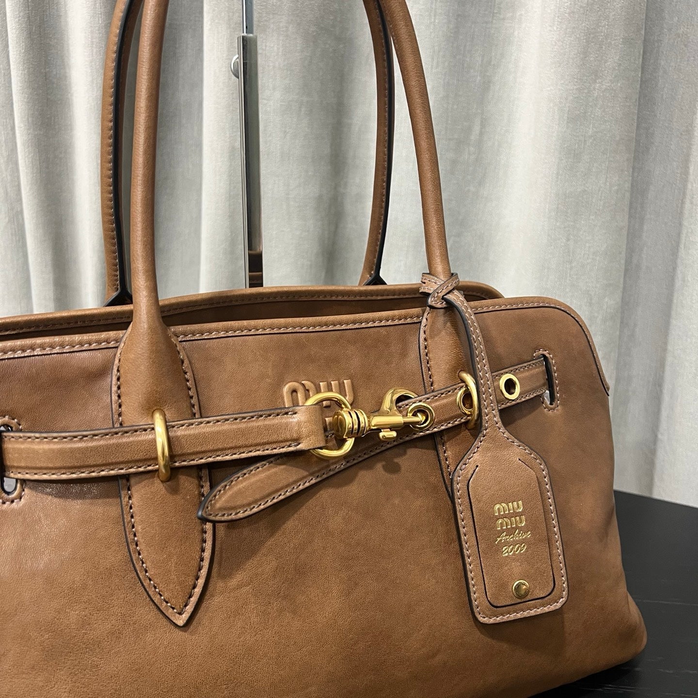 ＭＩ ＭＵ AVENTURE NAPPA LEATHER BAG OAK LARGE
