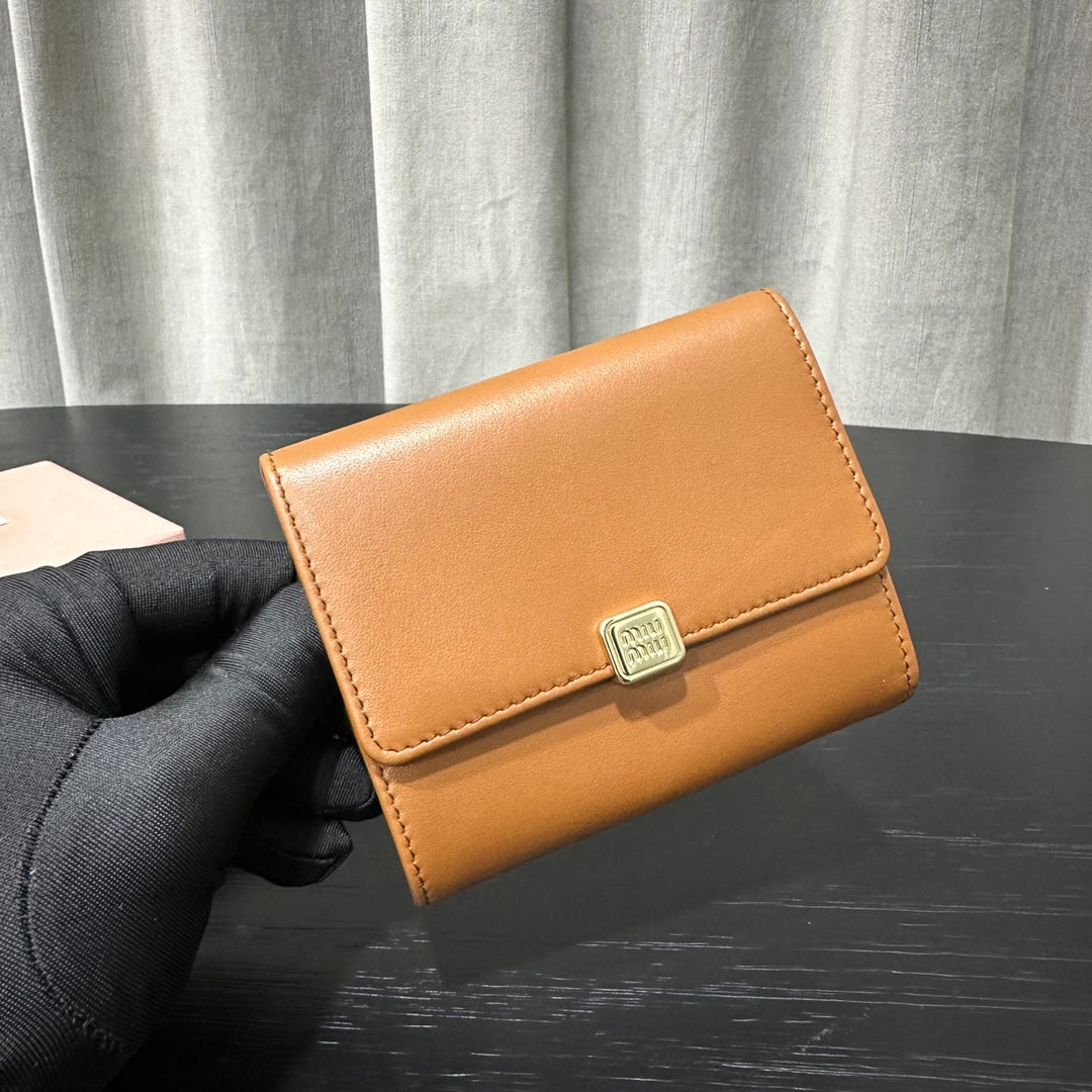 ＭＩ ＭＵ SMALL LEATHER WALLET WITH LOGO COGNAC
