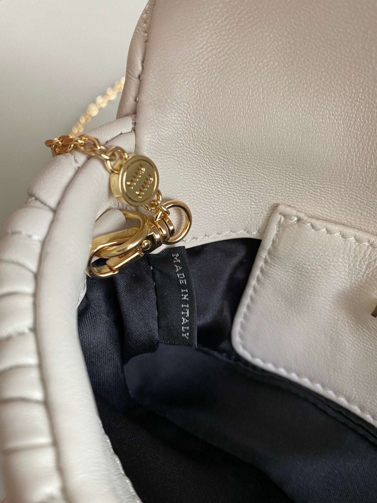 ＭＩ ＭＵ MATELASSÉ NAPPA LEATHER MINI-BAG WHITE/BLACK
