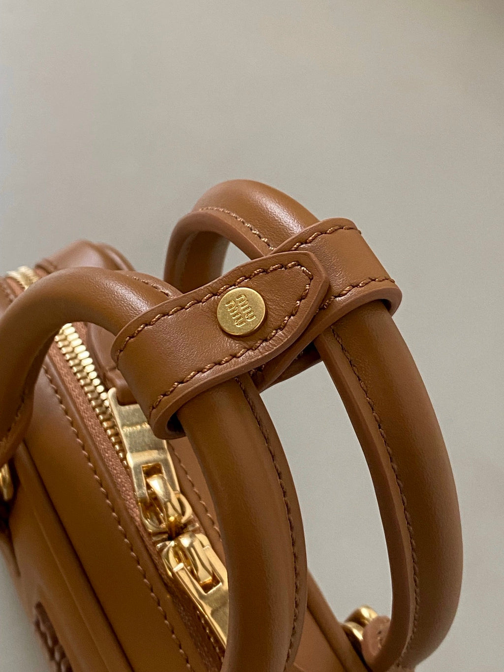 ＭＩ ＭＵ ARCADIE LEATHER MINI-BAG COGNAC
