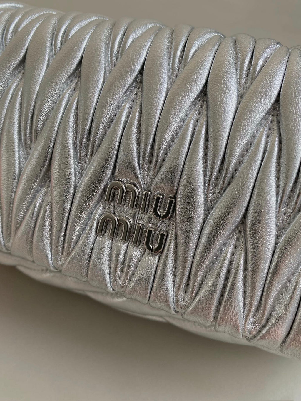 ＭＩ ＭＵ MATELASSÉ NAPPA LEATHER MINI-BAG SILVER